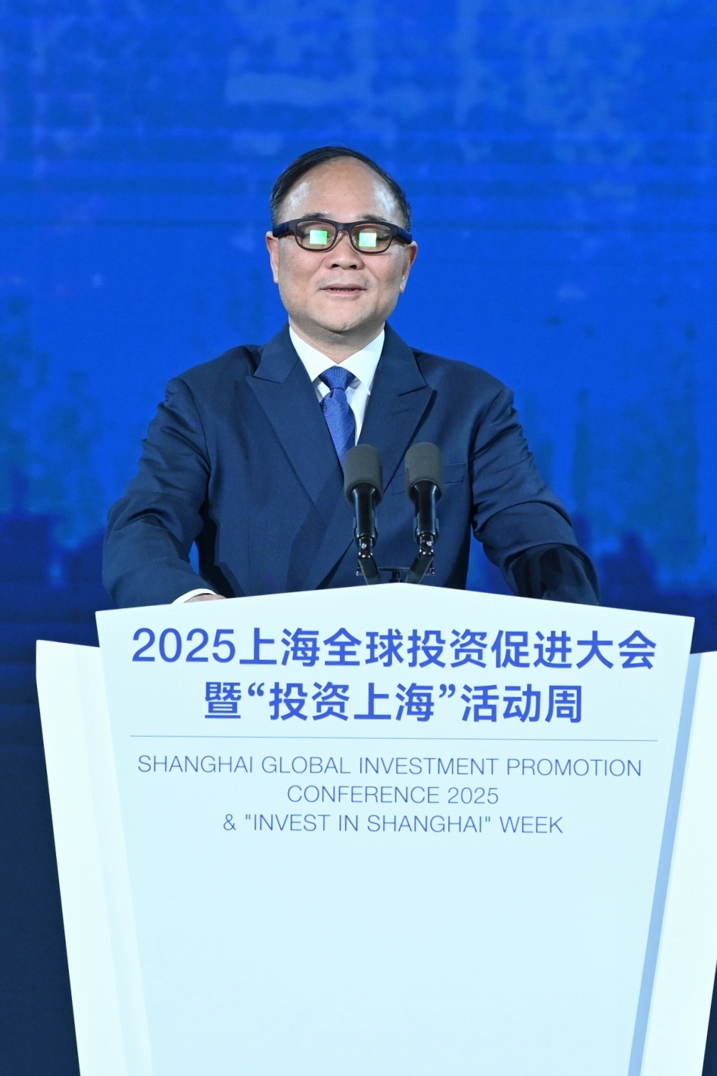 李书福演讲戴上AR眼镜：20年的实践证明吉利投资上海的决策非常明智