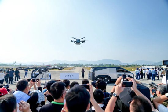 何小鹏出席中国电动汽车百人会论坛，2026年开启低空经济新纪元