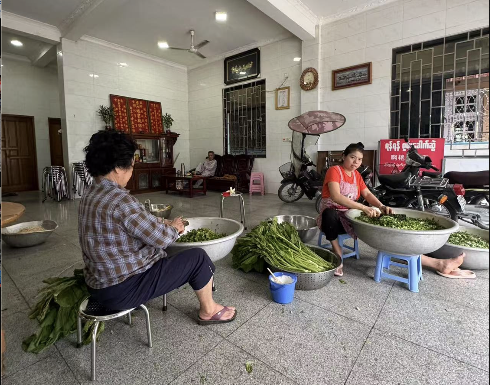 缅甸强震后48小时：震中曼德勒的自救与他救