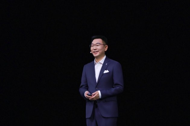 问界M8正式上市，售价35.98万元起，带来八项全能新体验