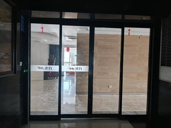 六名高管被抓，欠薪员工自救！现场直击“水果第一股”残局