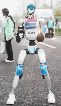 全球首场“人机共跑” 机器人ETF易方达（159530）携手人形机器人“出战”半马