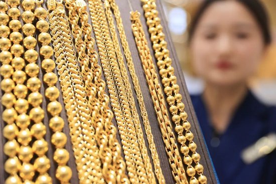 “起床后第一件事就是看金价”！有人贷款17万买黄金，网友形容：借钱蹦极！