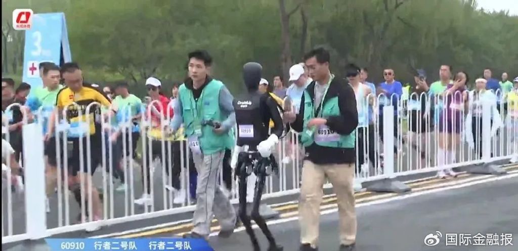 人形机器人马拉松刷屏，冠亚季军什么来头？“顶流”宇树科技回应摔倒