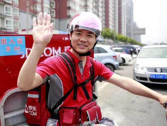 刘强东亲自送外卖，蔚来李斌晒吃外卖合影