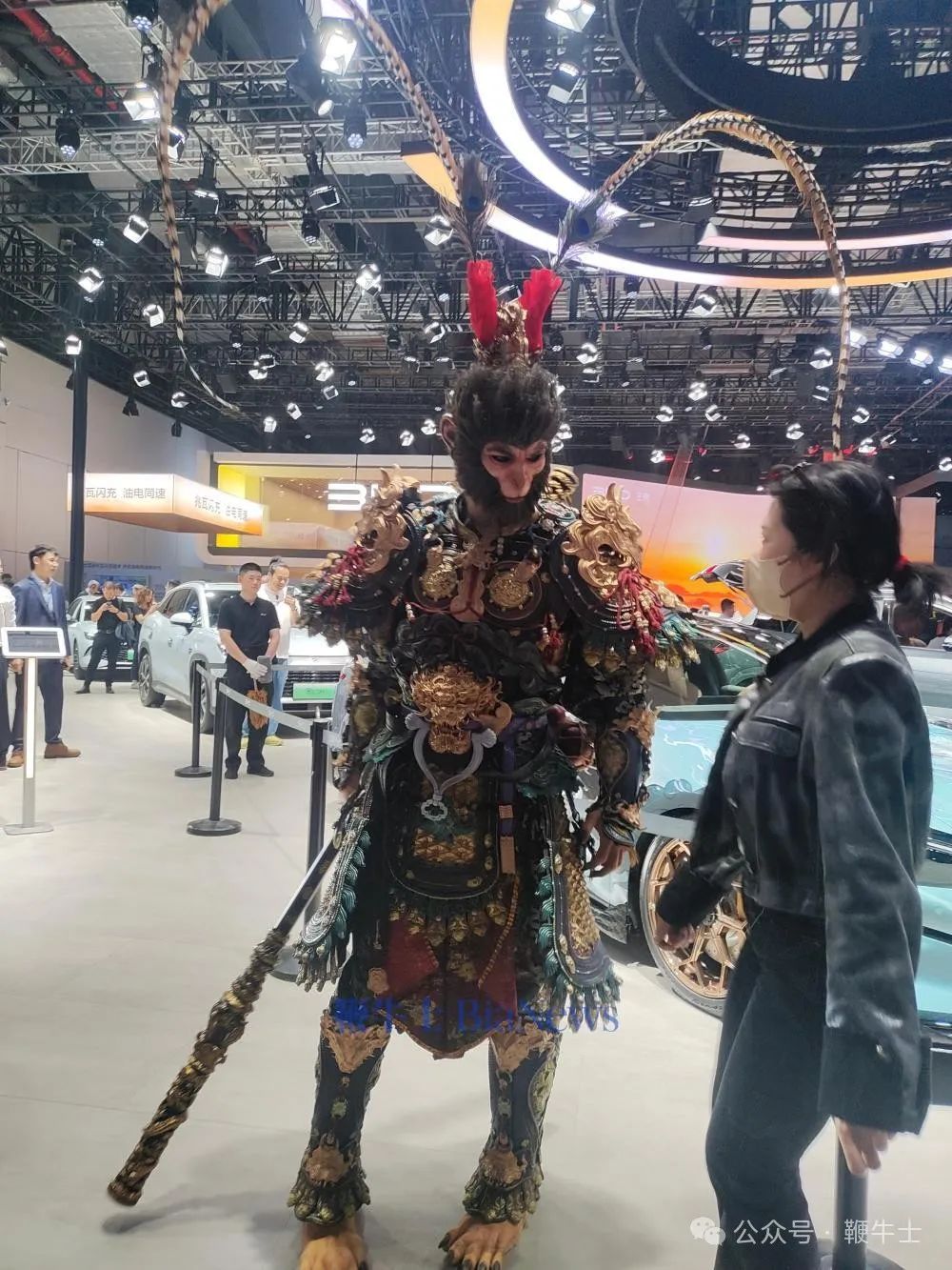上海车展「车模」盘点：小鹏机器人吸睛，比亚迪派出悟空