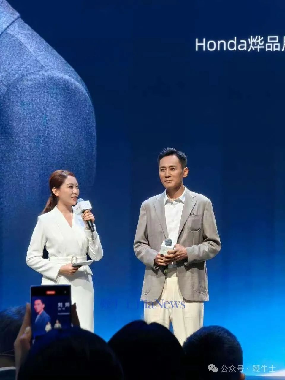 上海车展「车模」盘点：小鹏机器人吸睛，比亚迪派出悟空