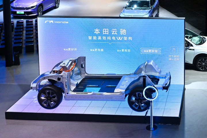 上海车展里的广汽本田烨 GT，展示了华为光场屏的新用法
